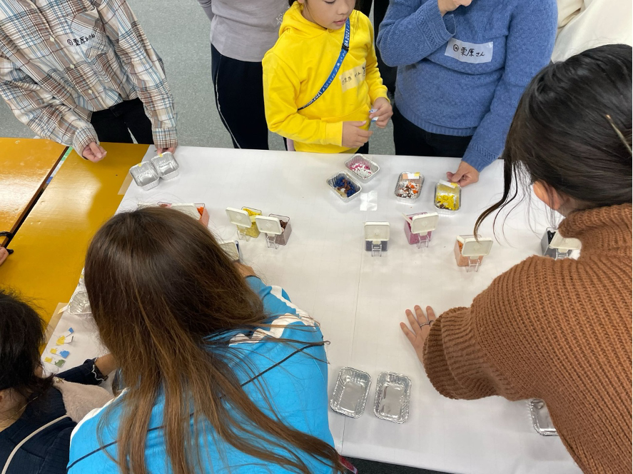 アルミカップ内にクレヨンを調合する様子