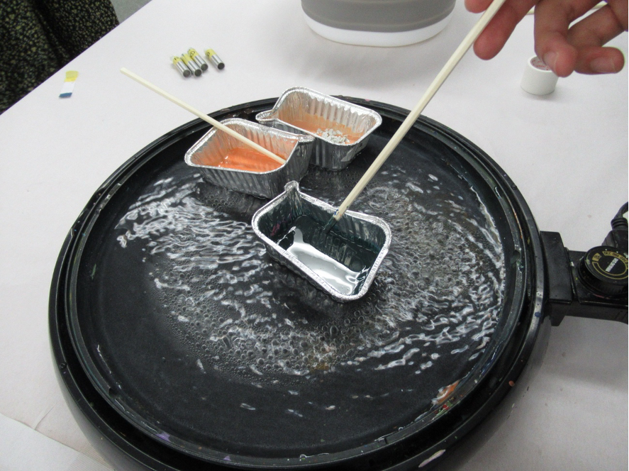 ホットプレートでクレヨンを湯煎する様子